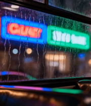 公交车内透过雨窗看夜景11383#横屏 