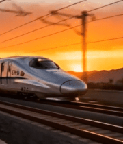 夕阳下高铁行驶在铁轨上11809#横屏 