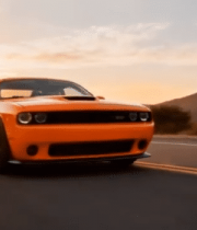 夕阳下公路上行驶的橙色跑车12901#横屏 