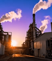 夕阳下工厂烟囱冒烟场景466#横屏 