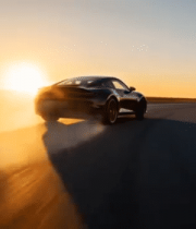 夕阳下公路上行驶的黑色汽车3578#横屏 