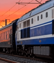 驶在铁轨11792#横屏 