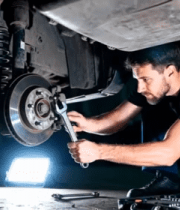 工人维修汽车底盘462#横屏 