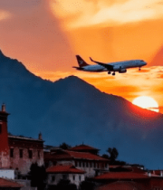 夕阳下飞机飞过藏式建筑群3926#横屏 