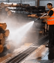 工人在工厂清洗木材2441#横屏 