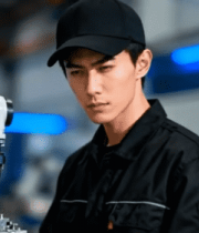 工人在工厂操作机械臂1267#横屏 