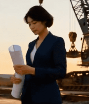 工地女工程师手持图纸站立13623#横屏 