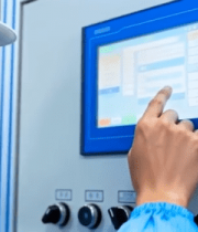 工人操作工业设备控制面板931#横屏 