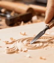 工匠手持工具进行木雕作业12964#横屏 