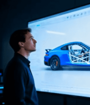 工程师查看汽车虚拟模型 ()5833#横屏 