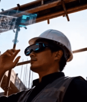 工地工程师查看虚拟建筑图纸14880#横屏 