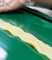 工厂内手工处理面食画面3602#横屏 