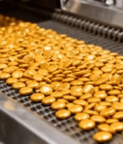 工厂生产线上的金色圆形物品12673#横屏 