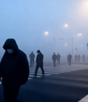 雾中行人过马路场景648#横屏 