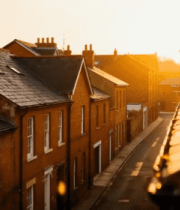 夕阳下的街道与红砖房屋14032#横屏 