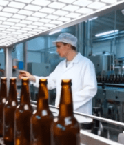 	 工厂工人监控啤酒瓶流水线6942#横屏 