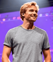 舞台上微笑男士5621#横屏 