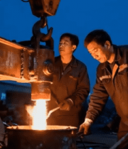 	 工厂工人进行浇铸作业6933#横屏 