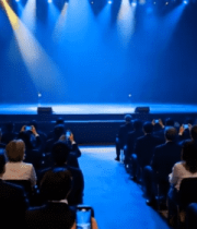 舞台前观众持手机拍摄画面1824#横屏 