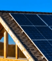 屋顶安装太阳能板的木屋819#横屏 