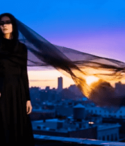 屋顶女性模特城市背景摆拍4064#横屏 