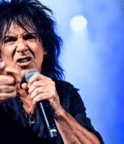 歌手舞台表演指向前方6049#横屏 