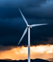 乌云下的风力发电机3408#横屏 