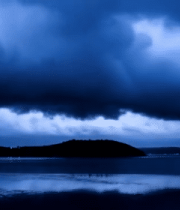 乌云笼罩下的海岛与海面14867#横屏 
