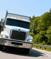 高速公路行驶的大型货运卡车12670#横屏 