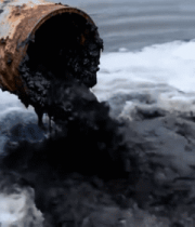 污水从管道排入水体5381#横屏 