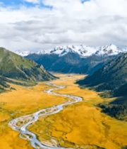 高山草甸间蜿蜒河流风景4346#横屏 