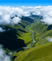 高空俯瞰山间云海与绿地10881#横屏 