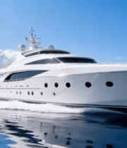 蔚蓝大海上航行的豪华游艇13986#横屏 