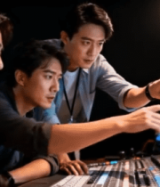 团队在工作室专注看屏幕讨论6358#横屏 