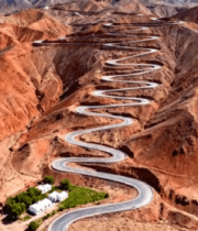 蜿蜒公路穿行于红色山地7646#横屏 