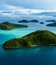 俯瞰海洋中的葱郁岛屿13823#横屏 