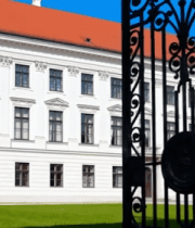 透过铁门看白色欧式建筑8141#横屏 