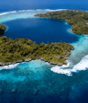 俯瞰海洋中的绿色岛屿5935#横屏 