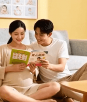 夫妻在家中一起阅读育儿书籍9697#横屏 