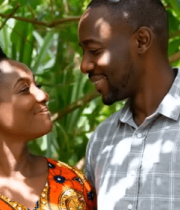 非洲情侣户外亲密依偎5434#横屏 