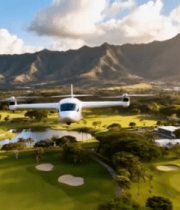 飞机飞越高尔夫球场与山峦景观13947#横屏 