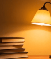 台灯下堆叠的书籍14978#横屏 