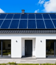 寺庙前供台上的菊花与香烛6070#横屏 