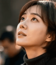 短发女子户外仰头凝望画面9678#横屏 