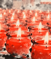 寺庙中排列整齐的红色蜡烛9372#横屏 