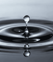 水滴落入水面形成涟漪画面3261#横屏 