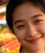 水果摊前微笑的年轻女性12569#横屏 