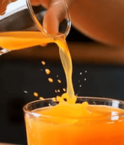 手部倒果汁近景素材4326#横屏 