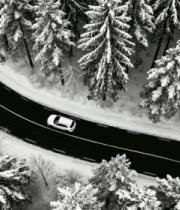 冬季森林公路行驶的汽车8639#横屏 