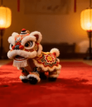 室内红地毯上的舞狮玩偶12973#横屏 